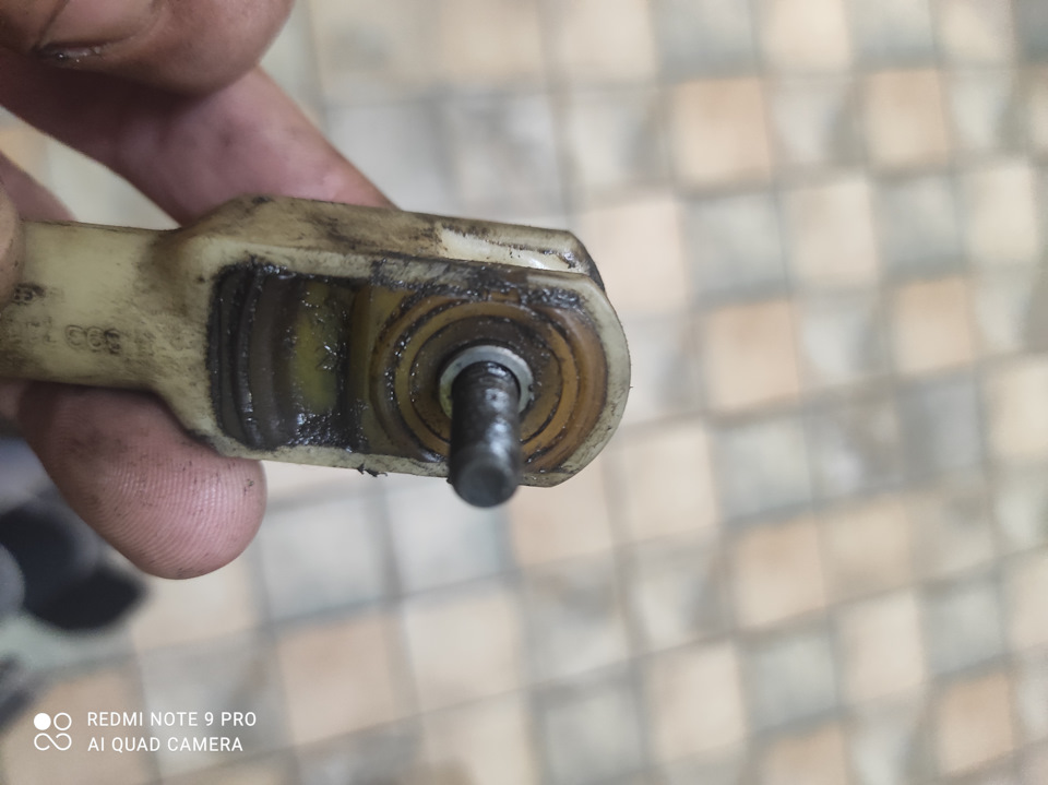 Прям залито, не знаю как называется материал, но он мягкий, из него же изготовлены вставки под средние салазки сидений, на моем рычаге он просто выкрошился — Audi 100 (C3)