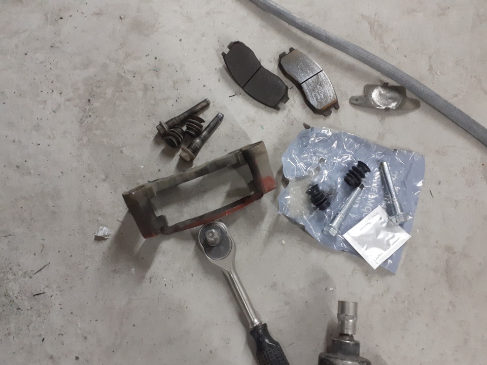 Устранение стука передних суппортов — Mitsubishi Legnum, 1,8 л, 1997 ...