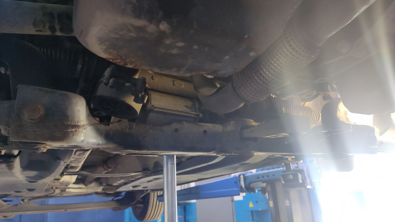 Как поменять втулки стабилизатора на VW Jetta 6 — Volkswagen Jetta VI ...