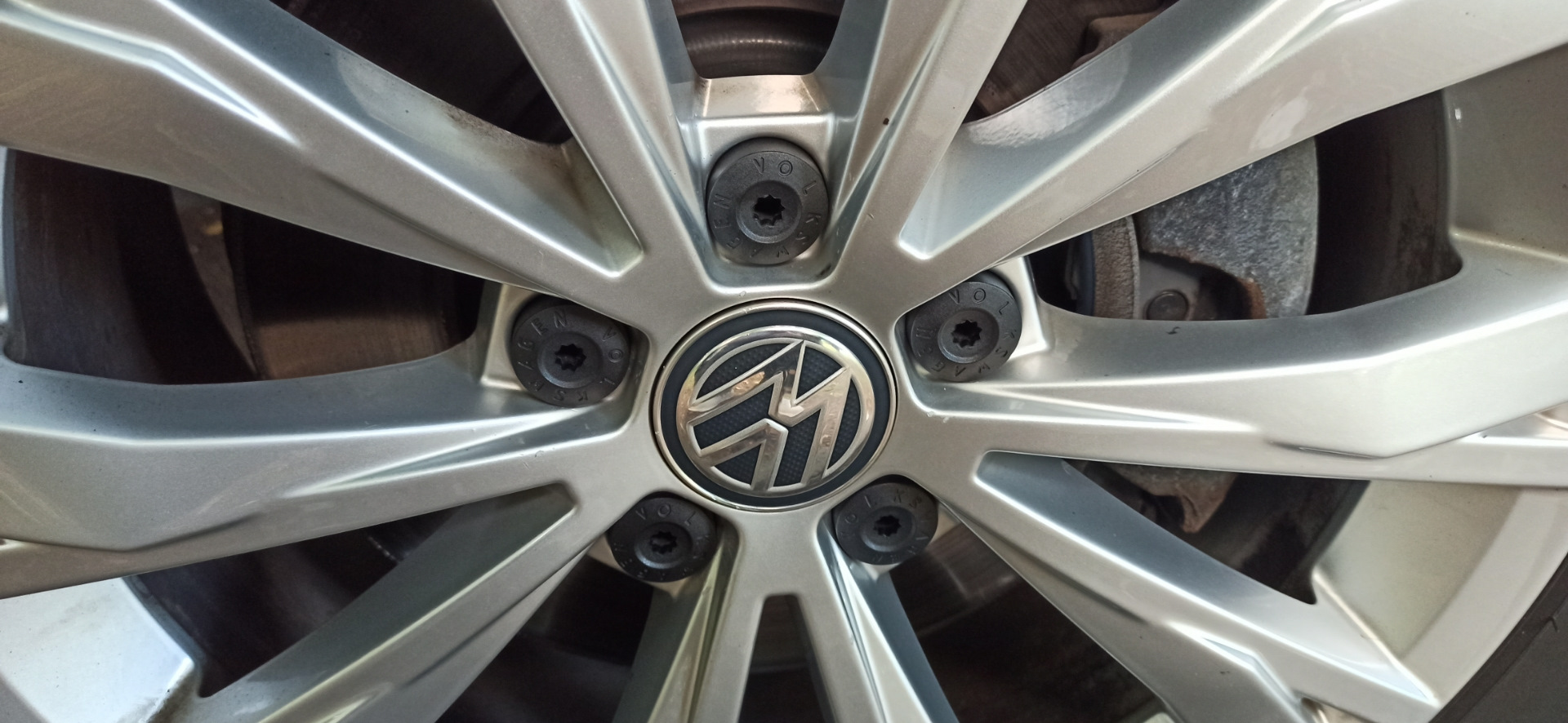 Новые колпачки колесных болтов — Volkswagen Tiguan (2G), 1,4 л, 2016 ...