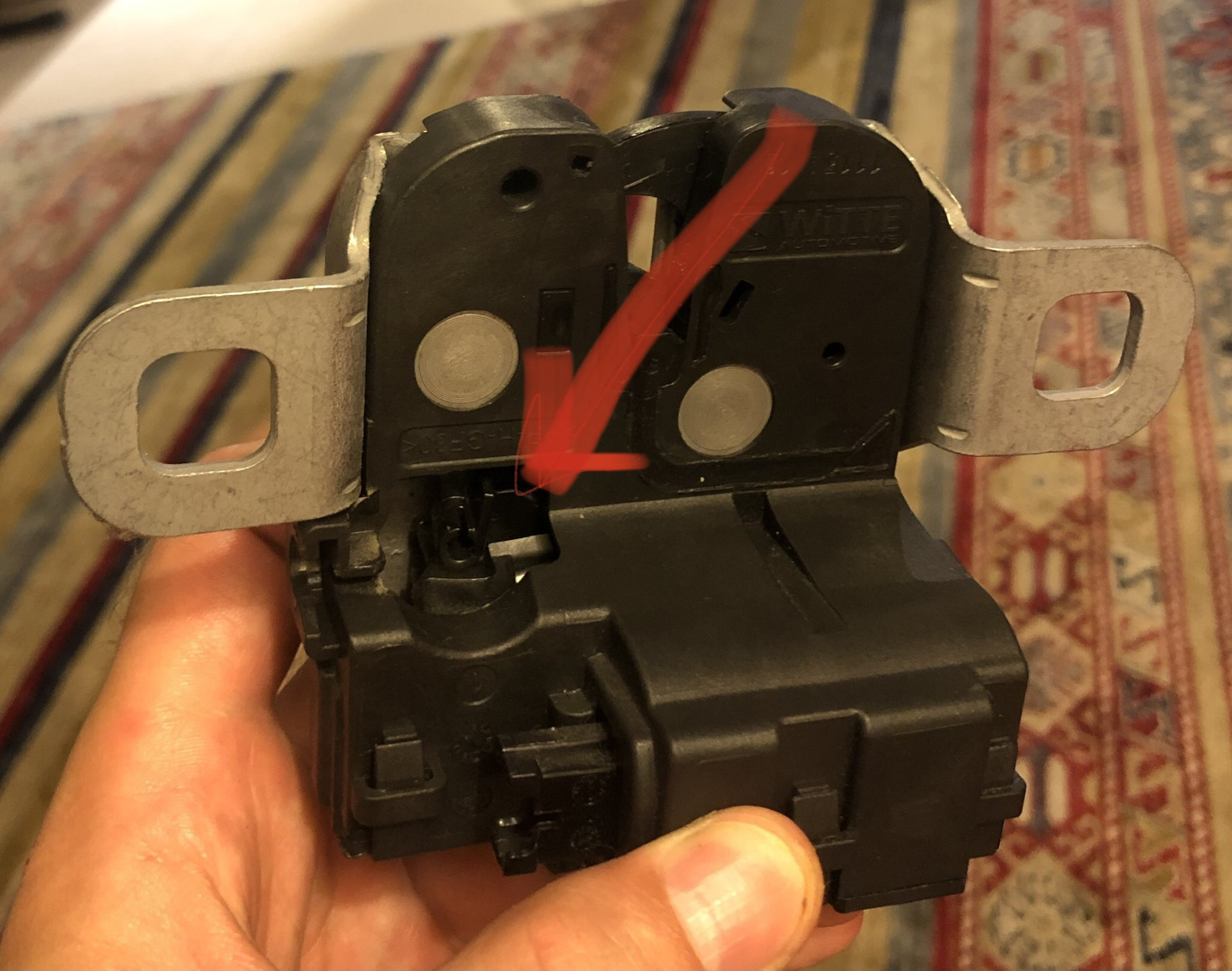 Петля замка багажника vag. Как открыть багажник в фольксваген. Заклинило багажник как открыть замок. Заклинило багажник как открыть замок. Замок двери багажника нива шевроле.