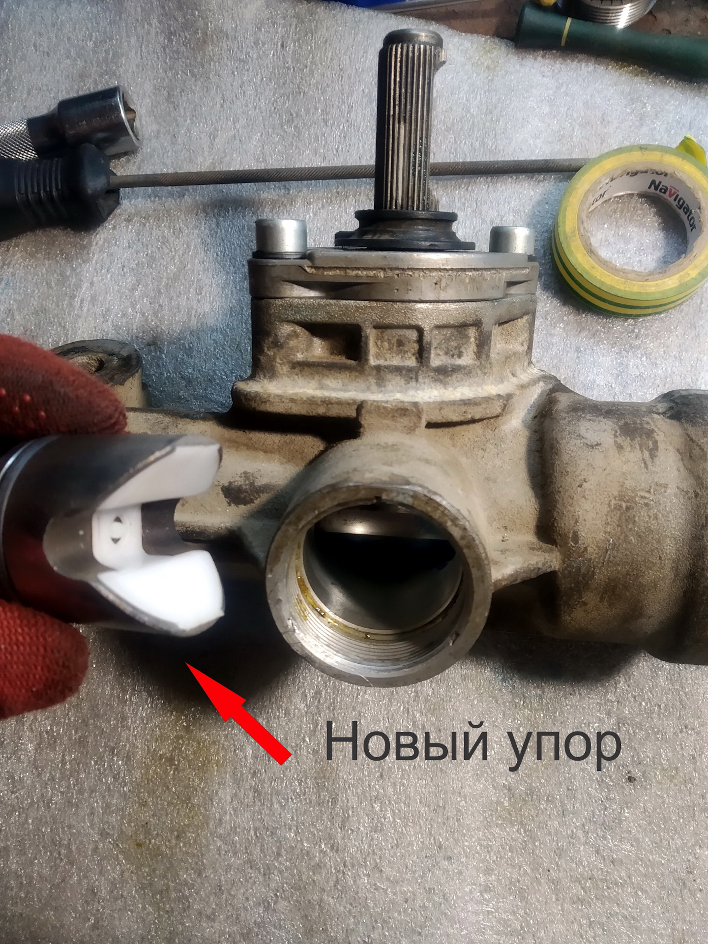 Регулировочная гайка рейки приора. Ключ рулевой рейки ваз 2170. Регулировочная гайка рулевой рейки калина 1. Подтяжка рулевой рейки гранта. Подтянуть рулевую гранта.