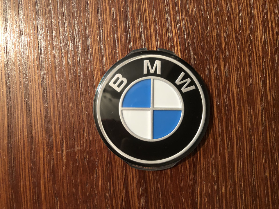 Юбилейный значок бмв. BMW e34 Emblem. Значок БМВ м5 е34. BMW Classic значок e34. 2 Значка БМВ.
