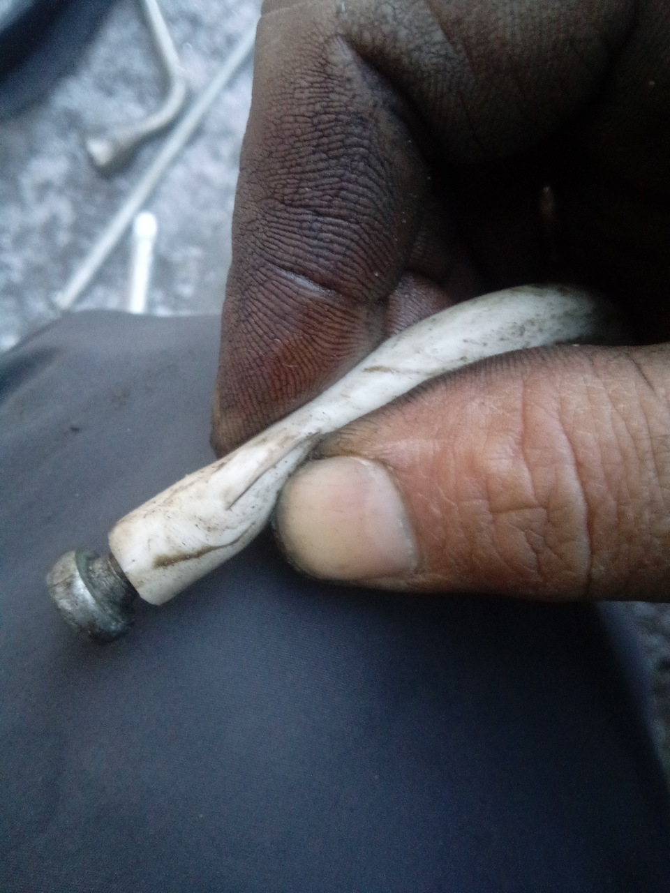 На одной стороне сделал прорезь канцелярским ножом, а конец заглушил болтом. Болт прорезь не закрывает. — Lada 2120 Надежда