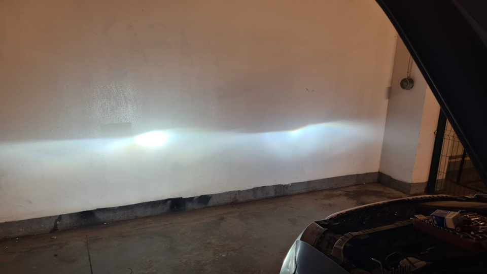 Слева — новая лампа, справа — старая лампа — Audi Q5 (1G)