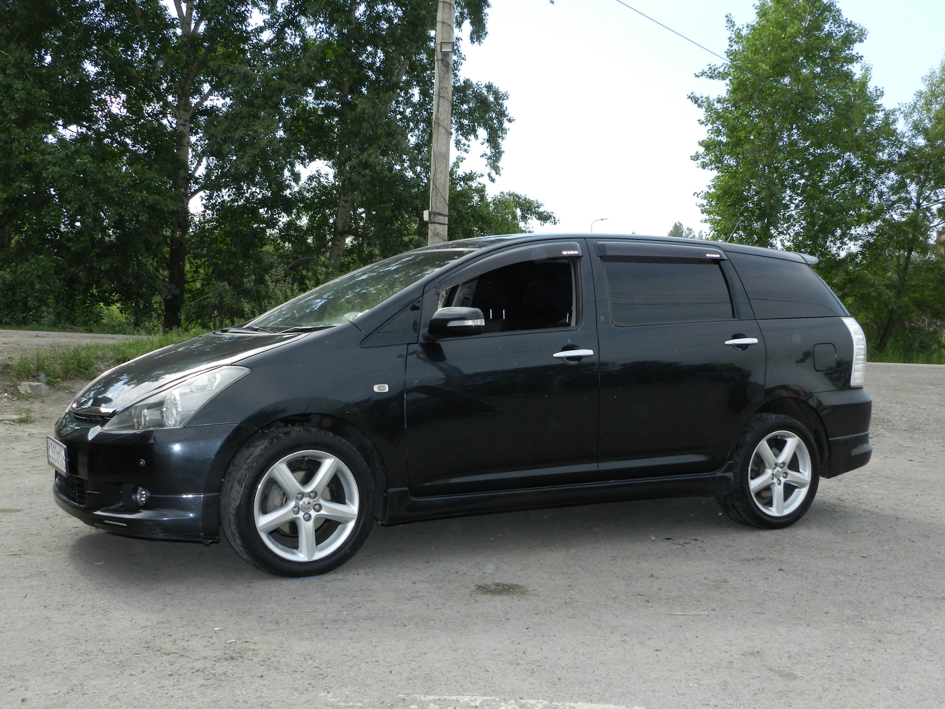 Резина на тойота виш. Toyota Wish 2010 Tuning. Toyota Wish 10 кузов черный. Тойота Виш 2007 черный тонированный.