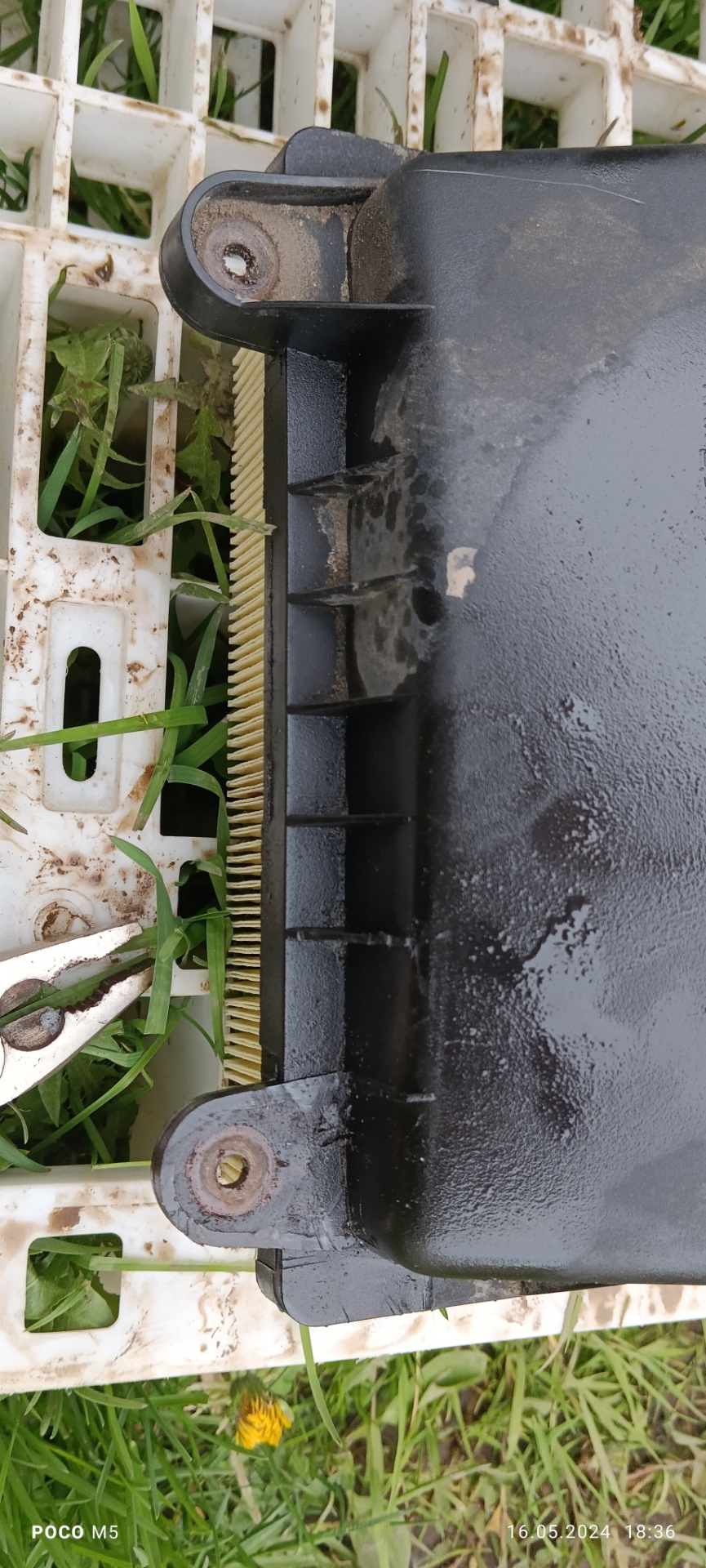 На фото, нижнее ухо с обрезанным бортиком, в этом месте болт Закис. — Lada Гранта Лифтбек (2G)