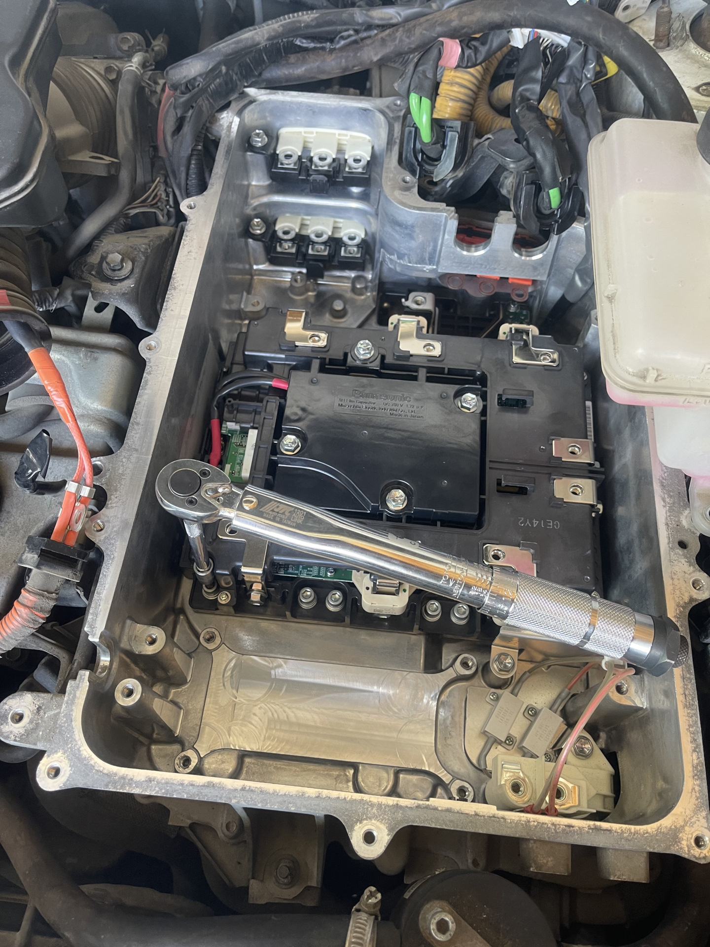 Замена термопасты под ИСМ в инверторе — Lexus RX 400h (2G), 3,3 л, 2007 ...