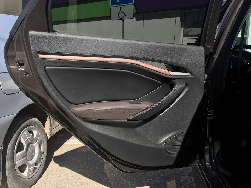Подлокотники дверей из эко-кожи - Lada Vesta SW Cross, 1,8 л, 2018 года стайлинг