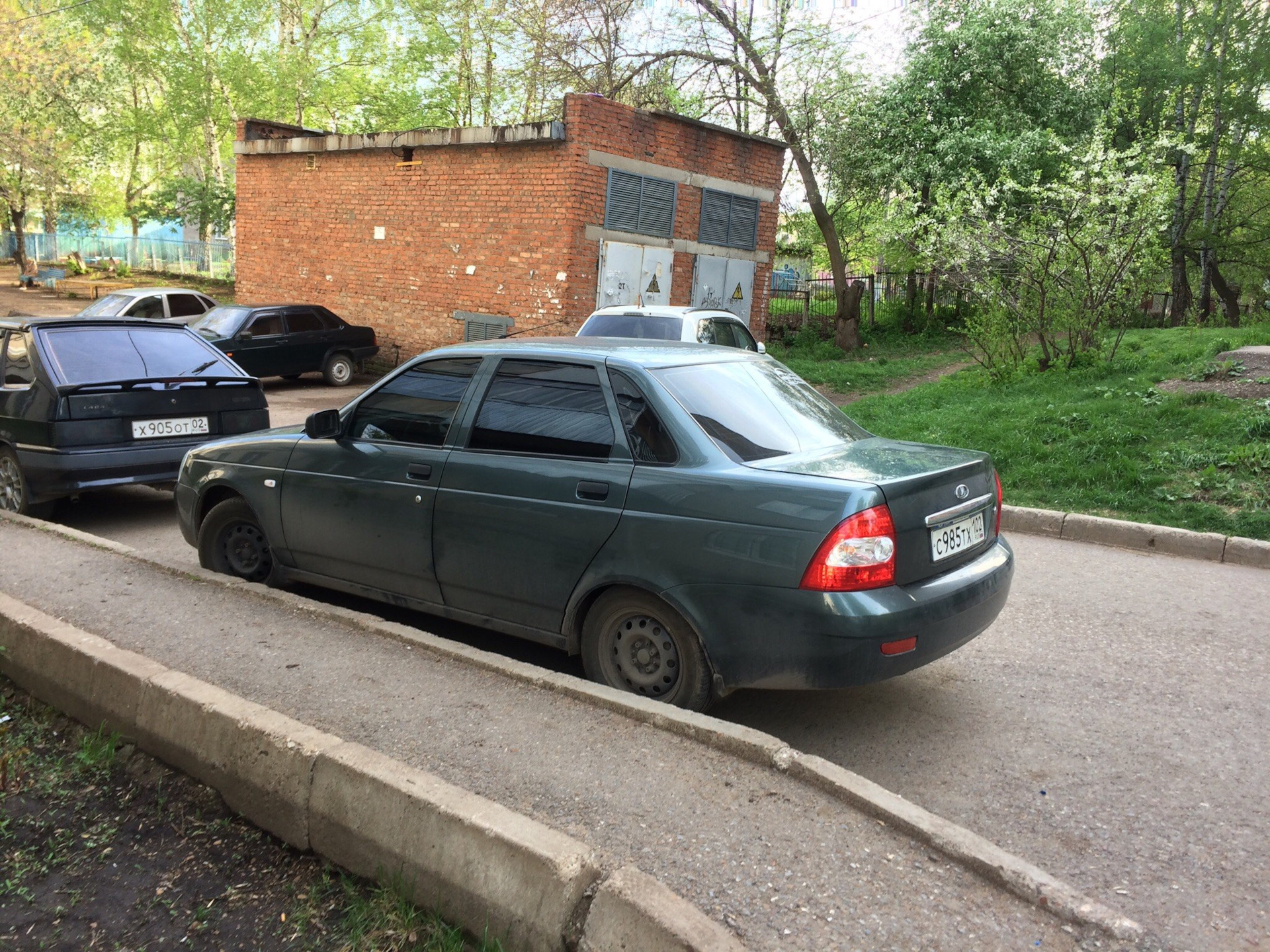 Стой на приору. Приора стоит боком на светофоре.