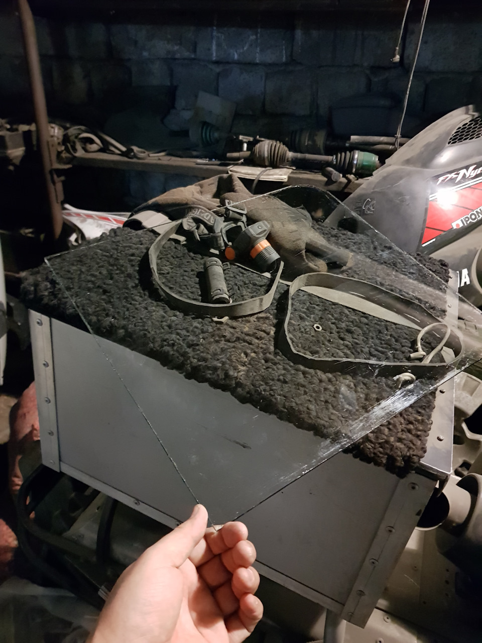 Берем заранее вырезанное стекло. — Lexus RX (2G)