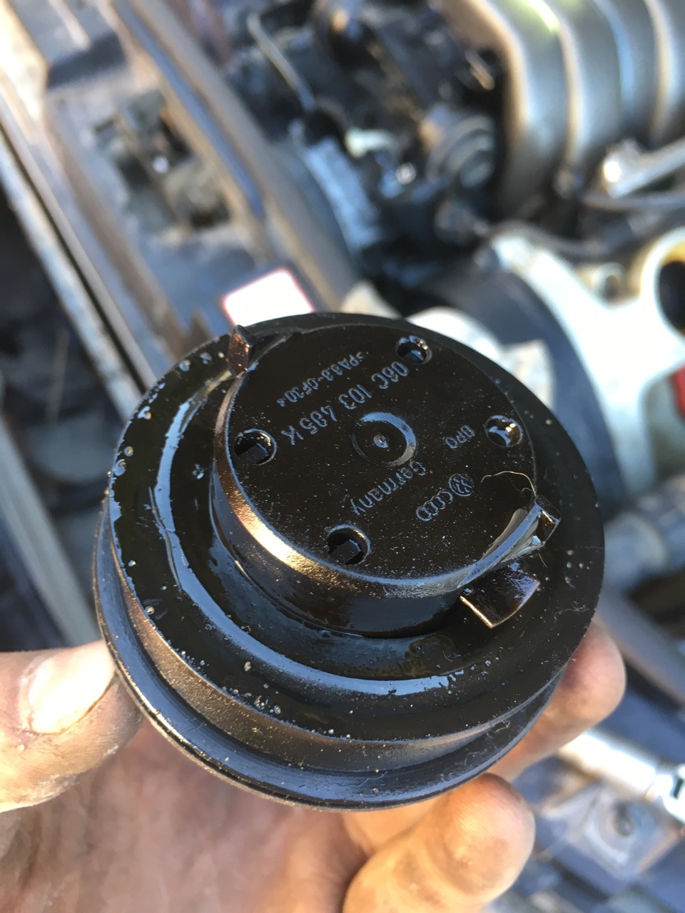 Замена прокладки на маслозаливной крышке — Audi A6 (C5), 3 л, 2002 года ...