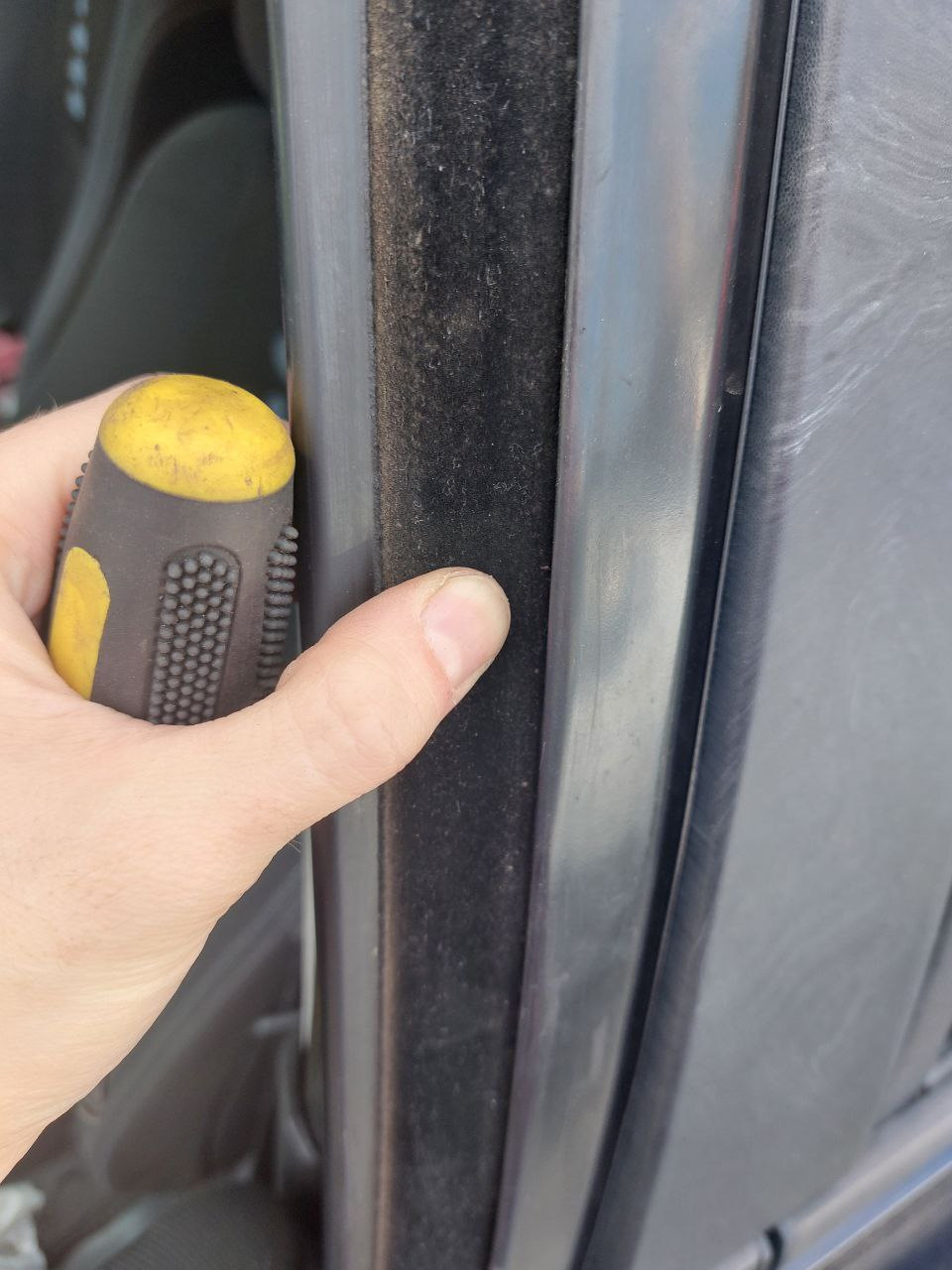 Уплотнение окон, против ветра — Renault Megane II, 1,6 л, 2008 года ...