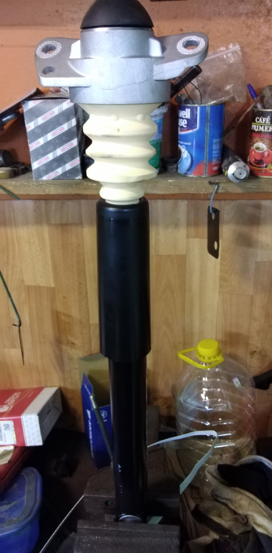 Замена задних амортизаторов — Volkswagen Touran (1G), 2 л, 2006 года ...