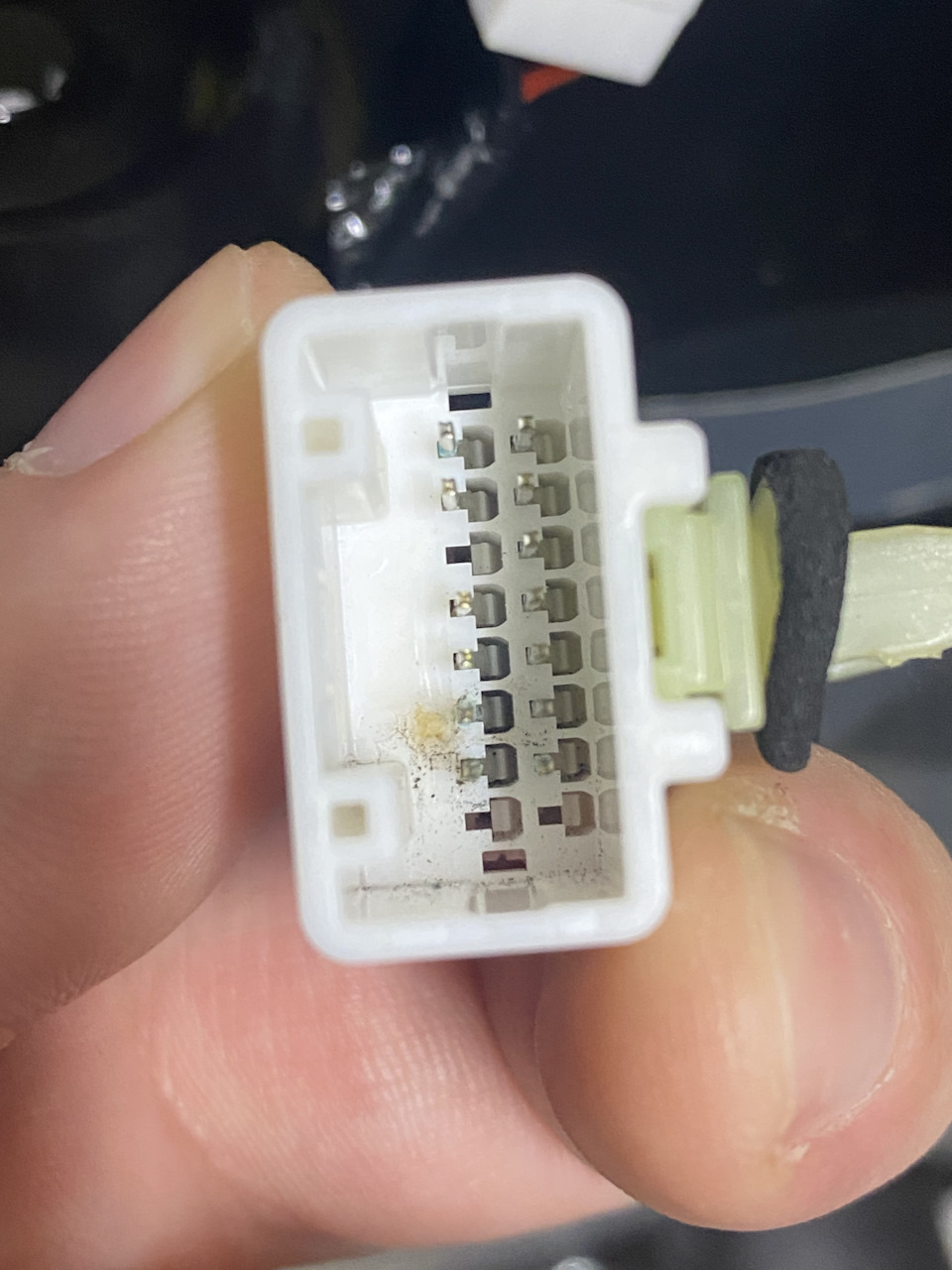 Водительское зеркало самопроизвольно опускается, так и до пожара ...