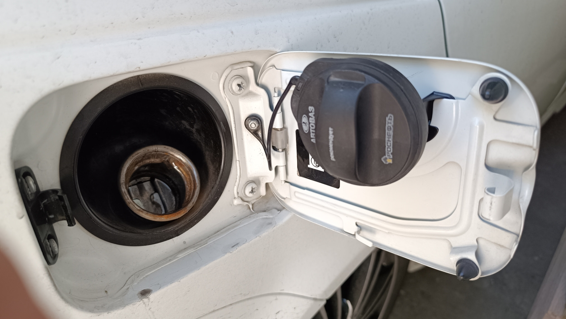 Установил крючок на крышку бензобака приора, от Nissan — Lada Приора ...
