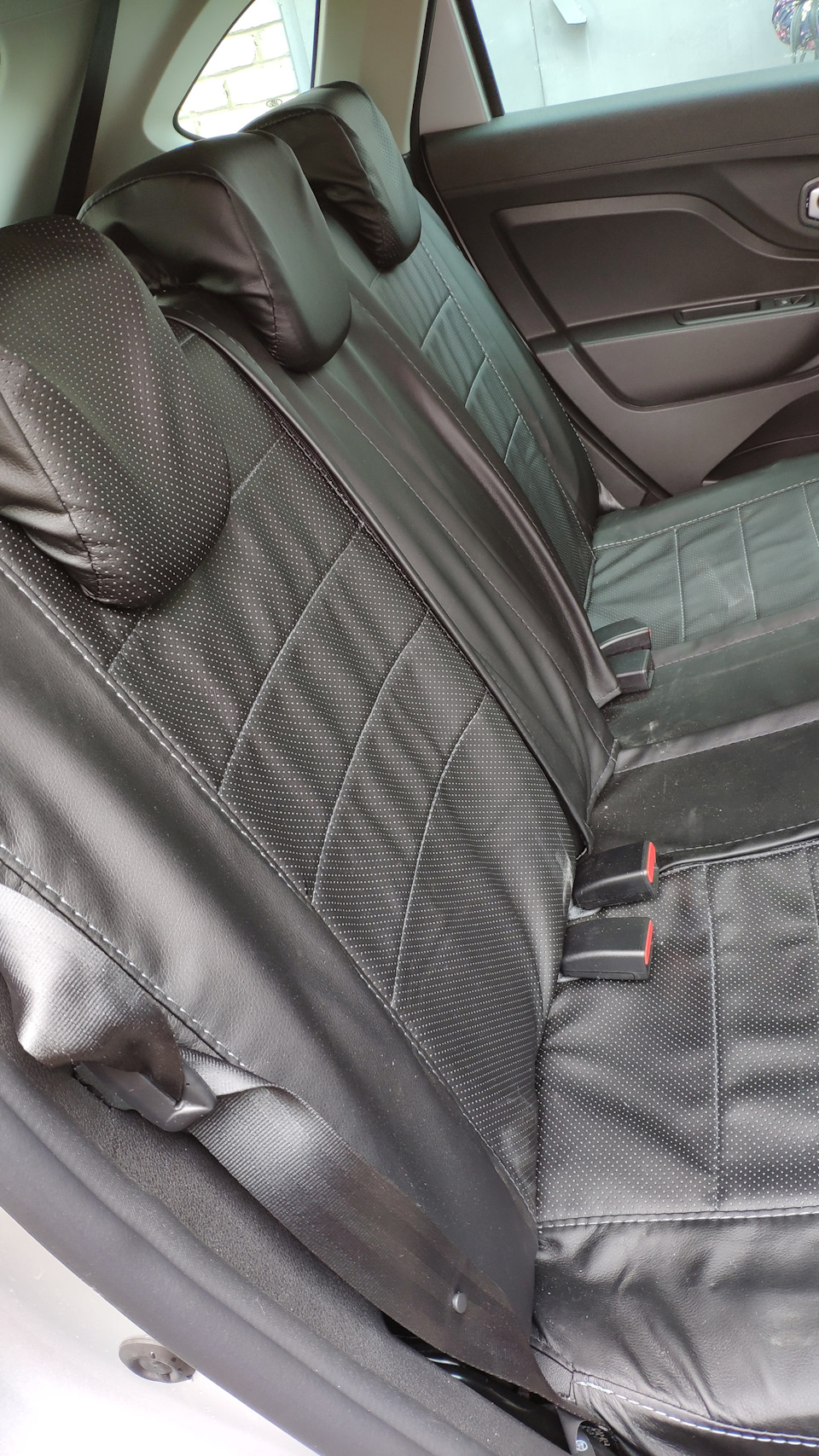 Порвались чехлы эко кожи что сделать. Авточехлы трикотаж. Универсальные чехлы установка. Универсальные чехлы установка. Динас пилот чехлы.