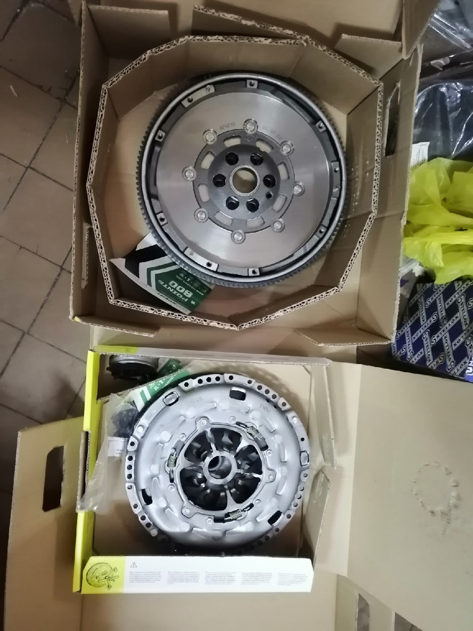 Замена сцепления и двухмассового маховика — Volkswagen Passat B6, 2 л ...