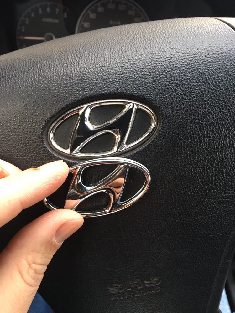 Шильдик на руль. Шильдик Hyundai на руль Солярис. Шильдик руля Hyundai Solaris. Черный шильдик Хендай Солярис. Значок Хендай на руле.