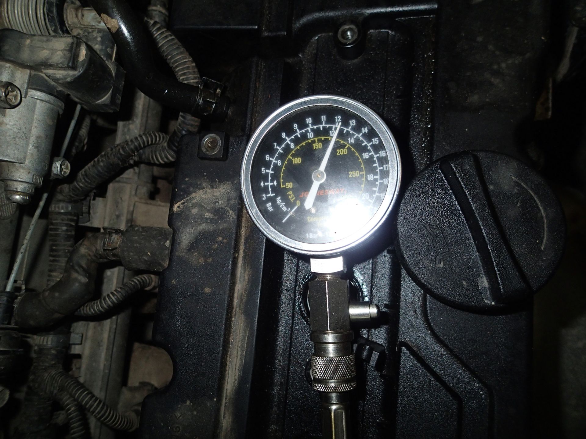 Давление масла солярис 1.6. Замер давления масла Гетц 1.4. Hyundai Solaris 2011 года 1.4 замер давления топлива. Хендай Икс-35 замер давления масла.. Датчик давления топлива Хендай Гетц 1.4 автомат.