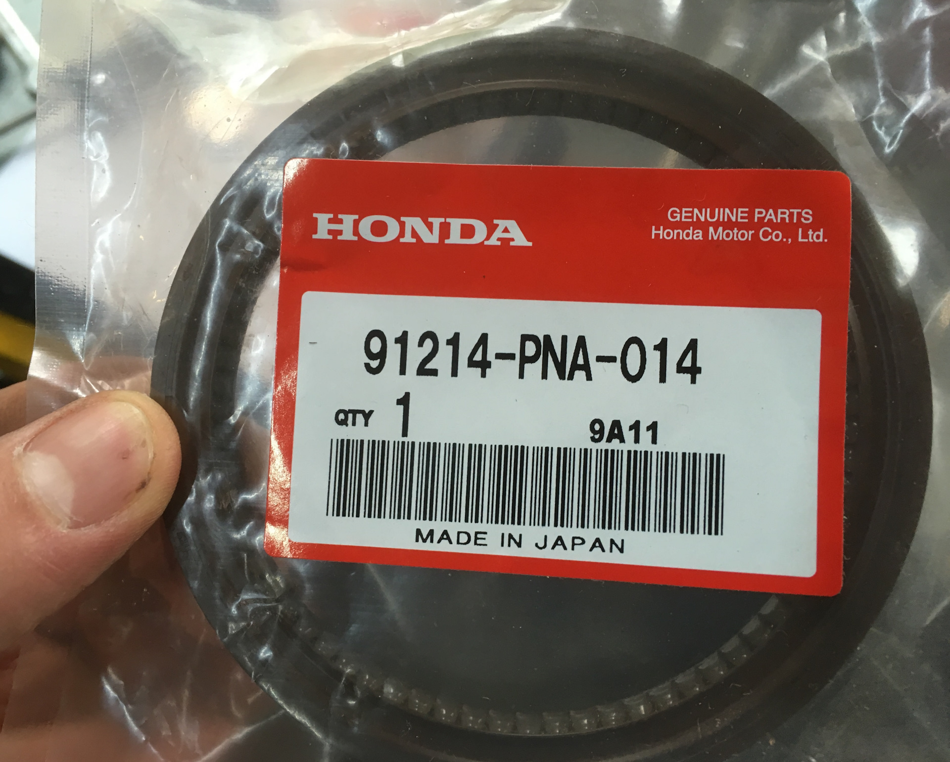 Сальник двигателя. 91214pna014. Honda 91214-py3-003. Honda 91214-PNA-014. Сальник коленвала задний Honda Accord 2.4 артикул.