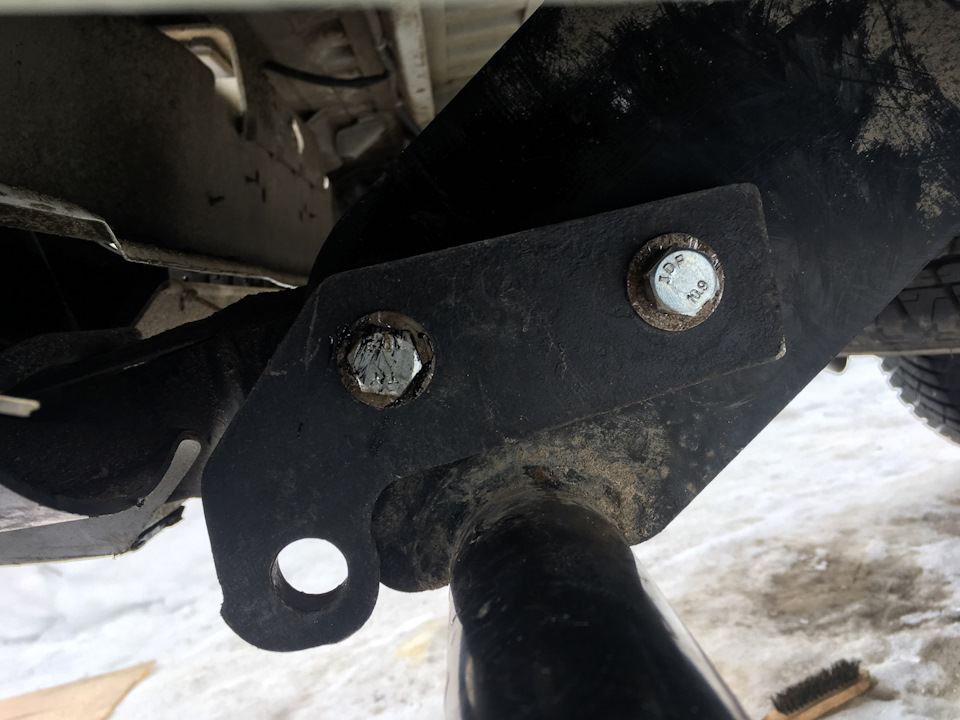 Проушина для троса — Mitsubishi L200 (4G), 2,5 л, 2014 года ...