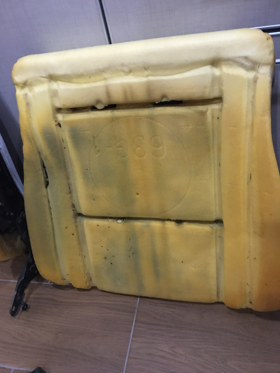 тут видим просиженную правую сторону — Toyota Crown (S120)