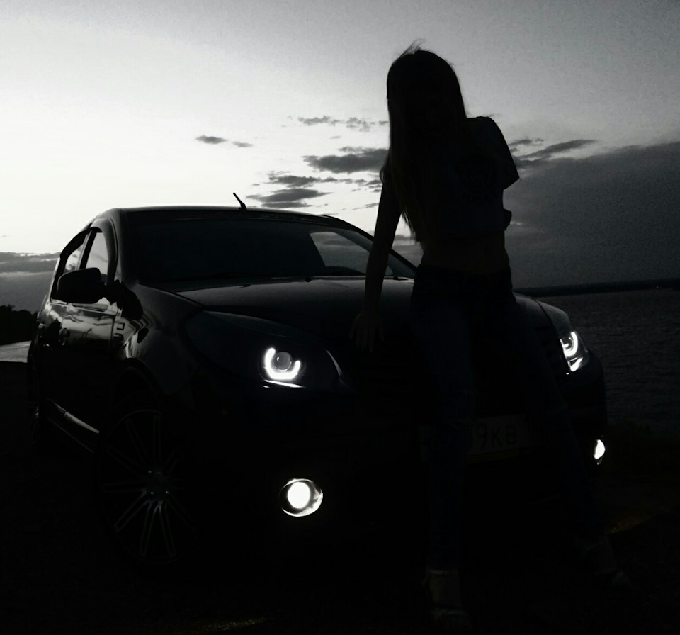 Renault Sandero фото с девушкой