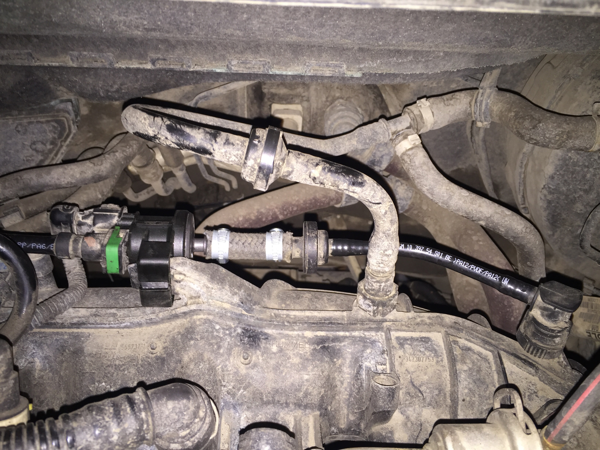 Замена клапана адсорбера — Opel Astra J GTC, 1,4 л, 2012 года | своими ...