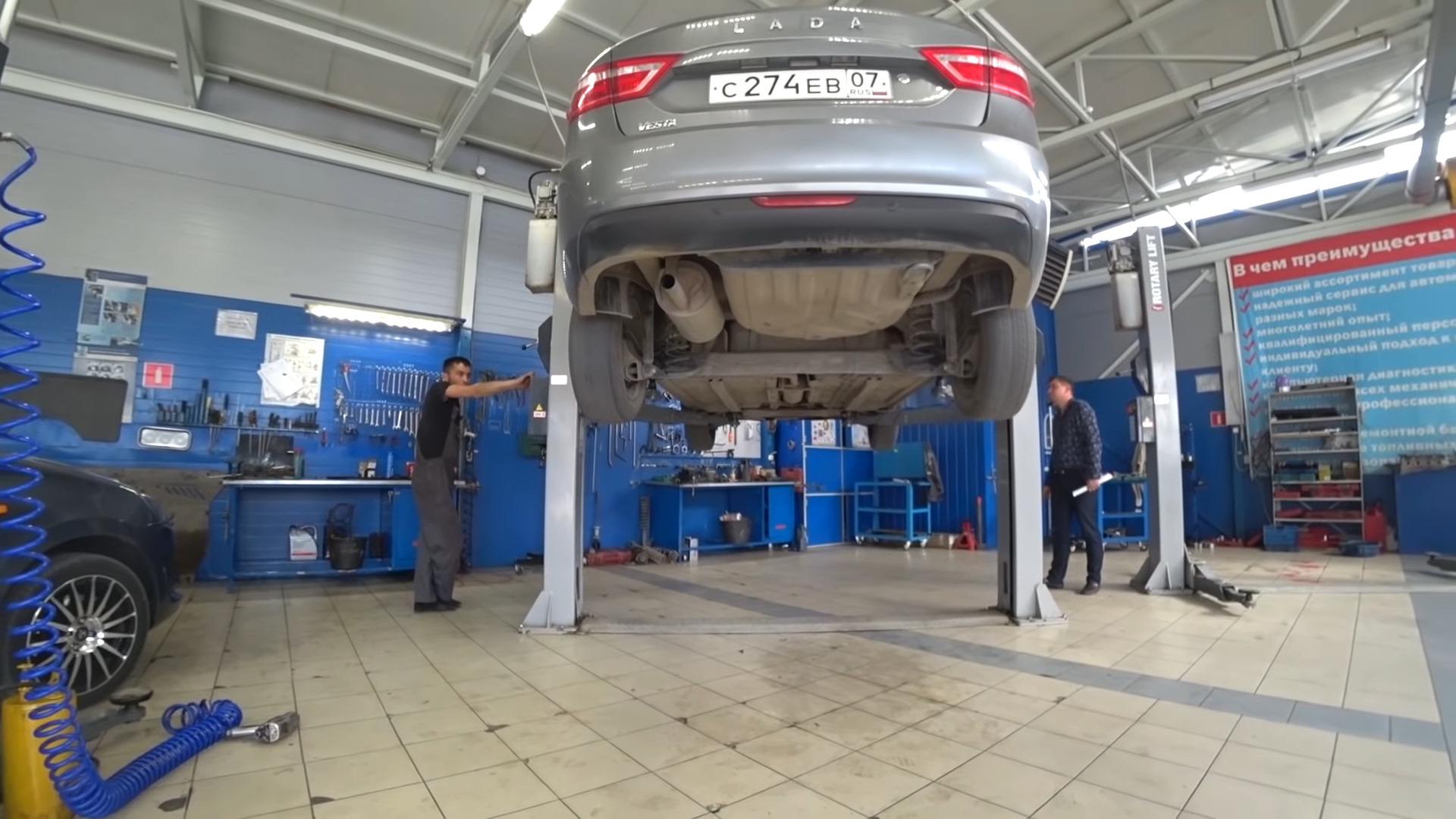 Автомобиль в сервисе. Машина на подъемнике. Автоваз сервис. Ваз сервис. Vesta сервис.