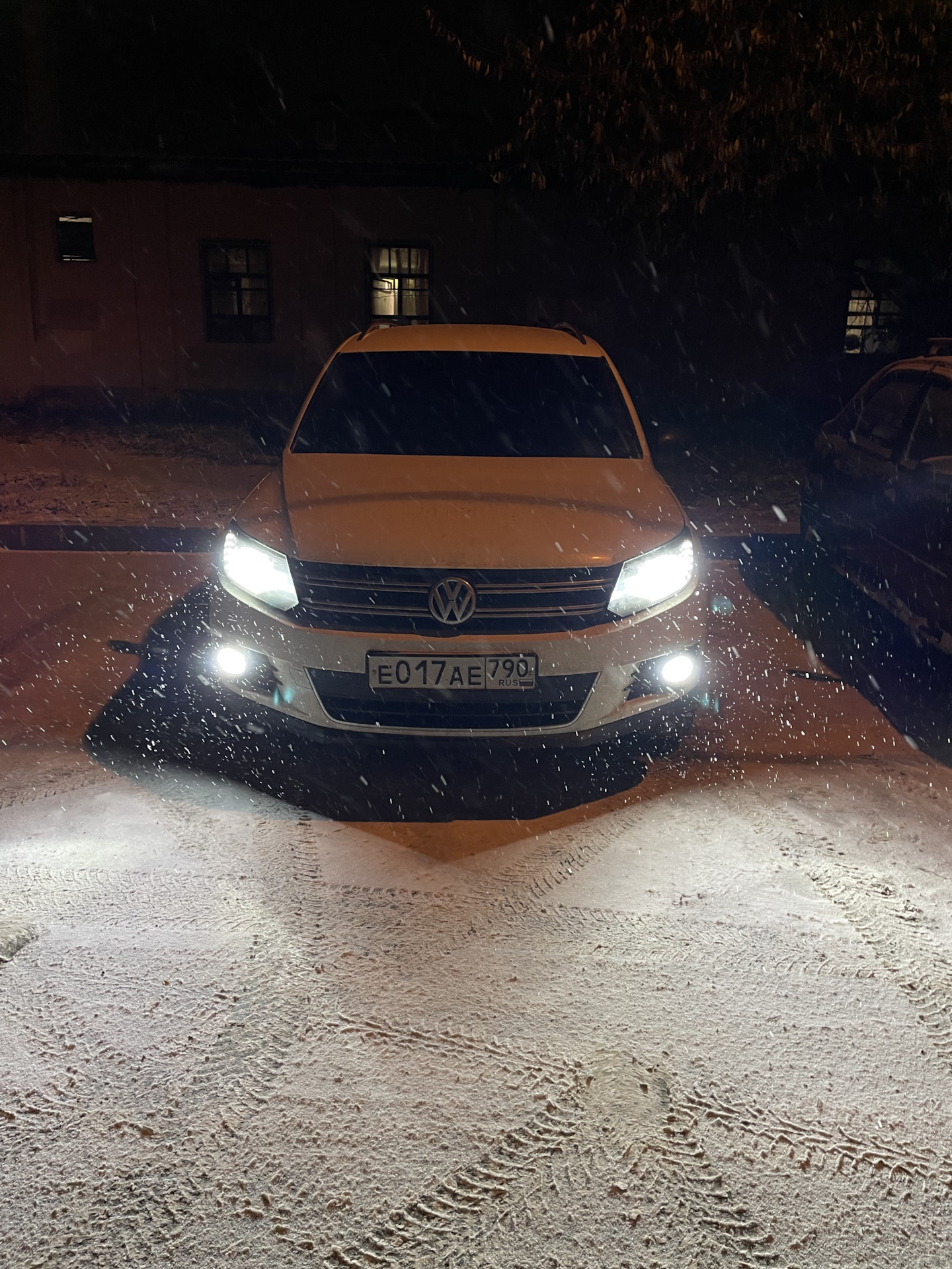 Лампа ксенона тигуан. Лампа фары Тигуан. Замена лампы ксенон на тигуане. Замена сигнала на Тигуан 2. Фольксваген Тигуан 1 рест работа ксенона.