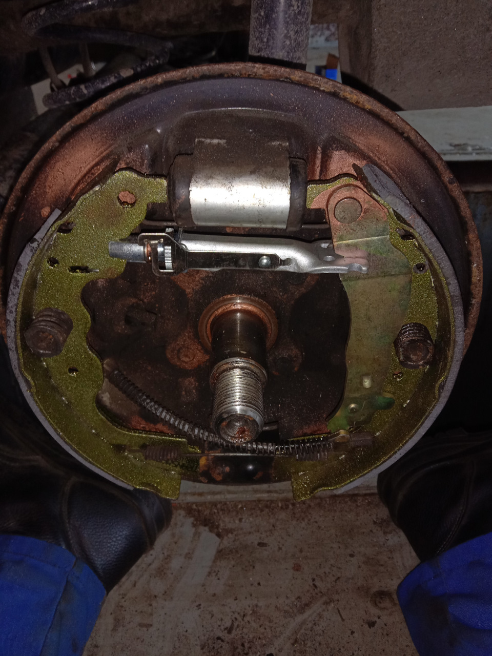 Замена задних тормозных колодок — Nissan Almera V (G11/15), 1,6 л, 2013 ...