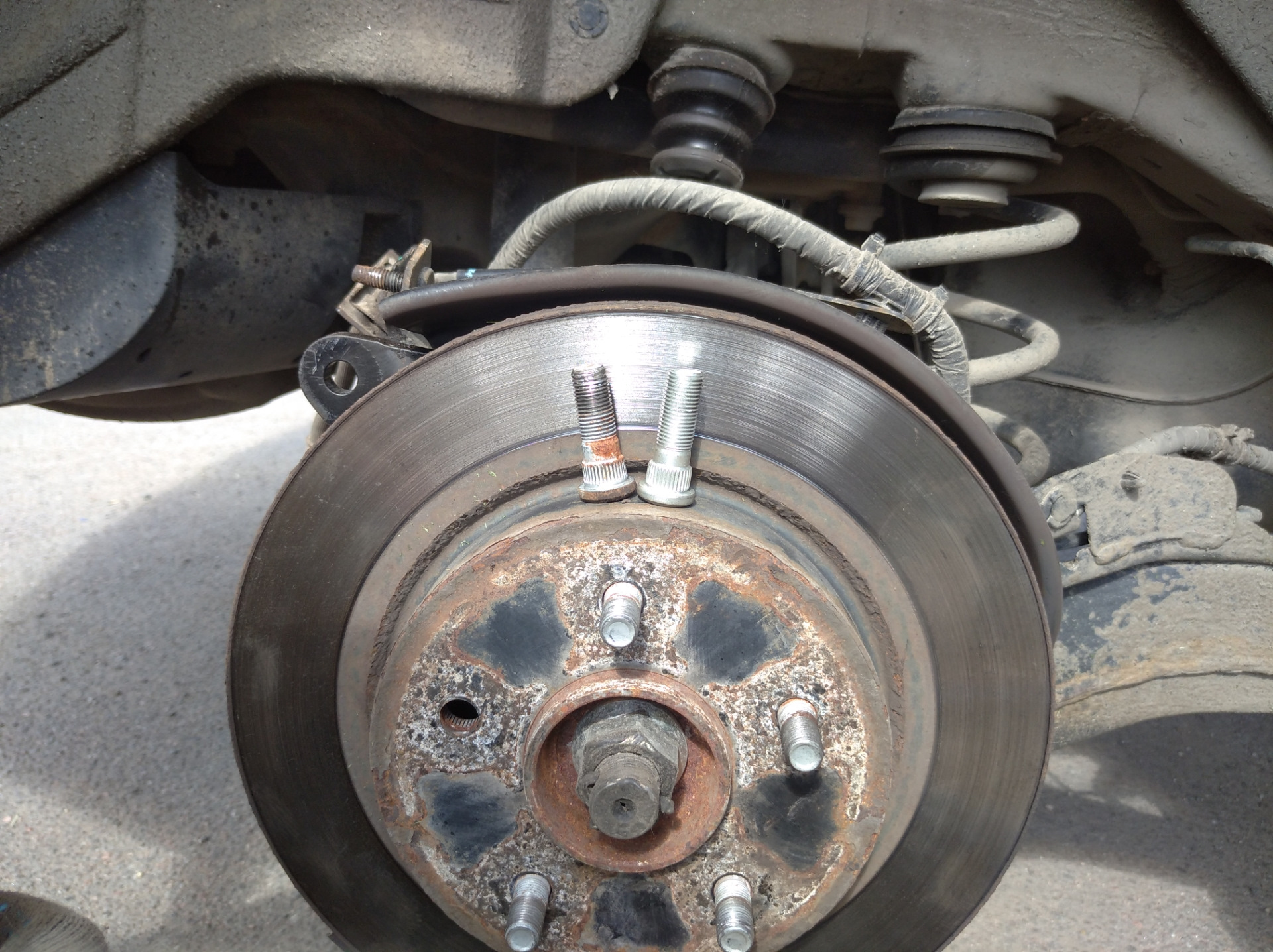 Замена колесных шпилек — Renault Koleos (2G), 2 л, 2017 года | запчасти ...