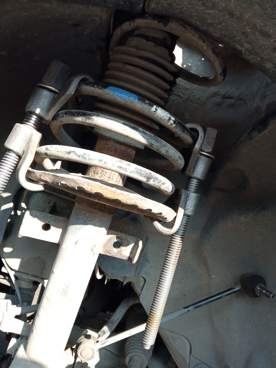 Замена амортизаторов меган 2. Передние амортизаторы рено меган 2. Замена стойки амортизаторов передние рено меган 2. Замена амортизаторов меган 2. Стойка передняя кузова рено меган 2.