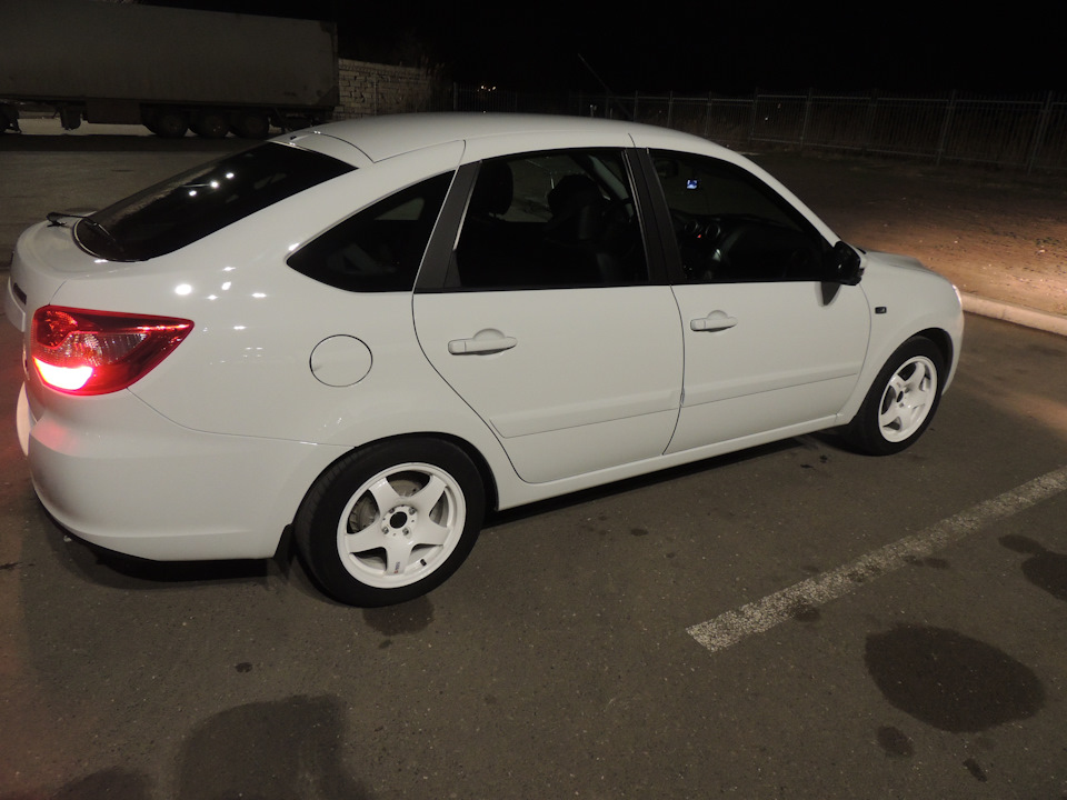 Кованные колеса Slik L184s R15 c резиной TOYO DRB — Lada Гранта лифтбек ...