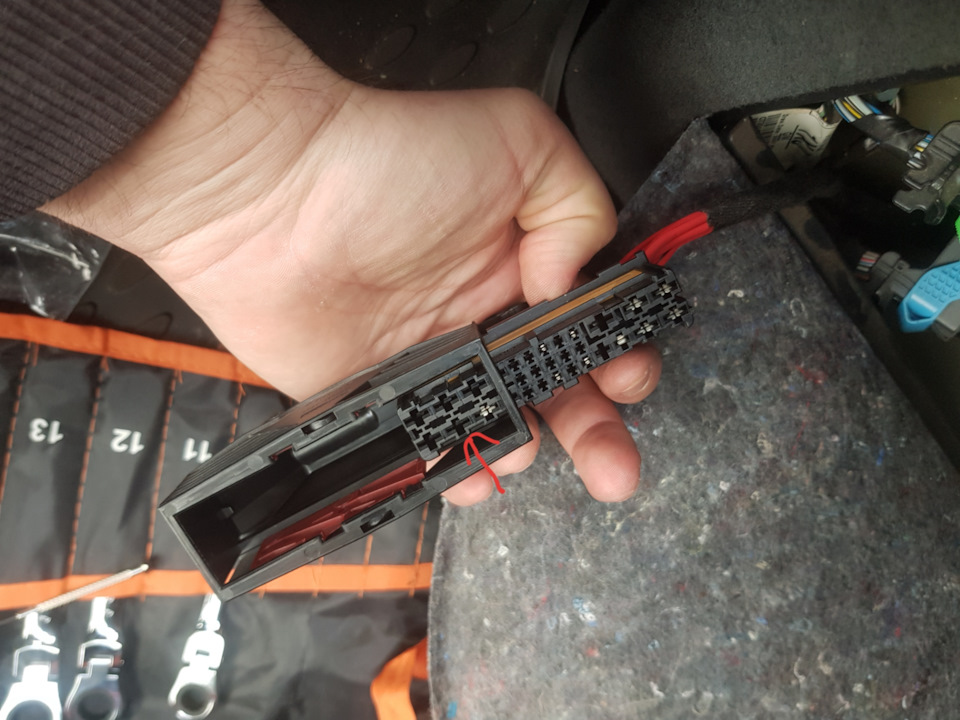 Вставил ПИН в гнездо отмеченное на фото — Opel Astra H