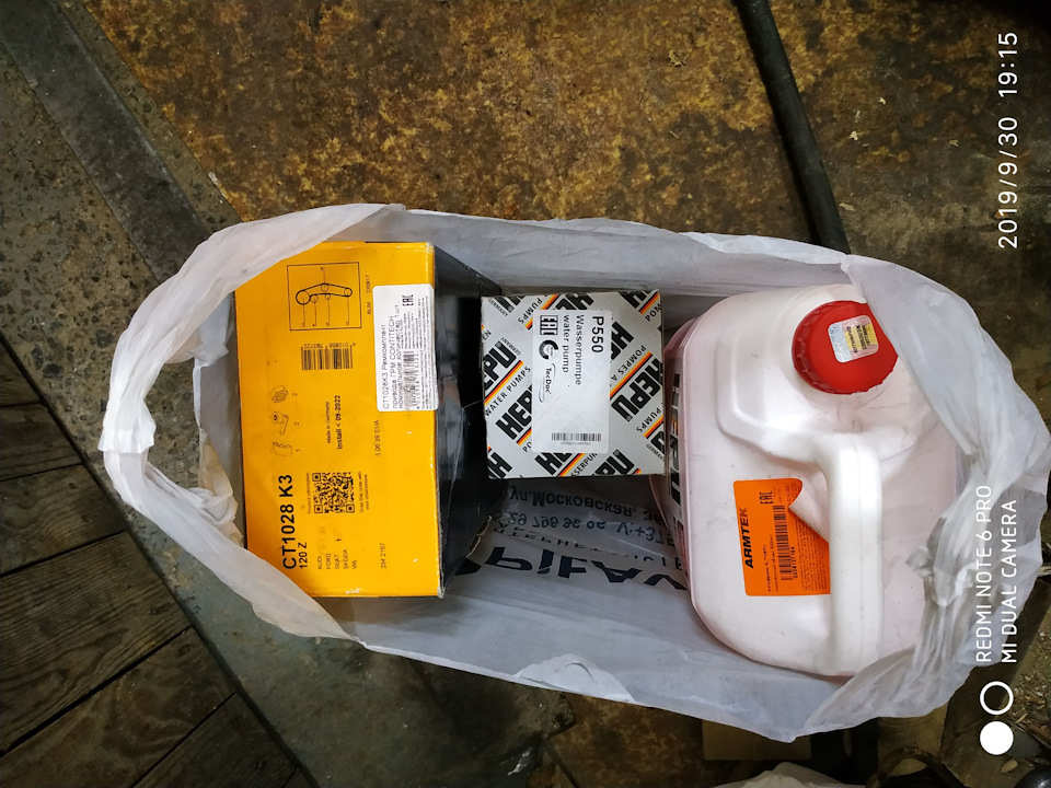 комплект ГРМ, помпа и антифриз — Volkswagen Passat Variant (B6). Запчасти на фото: CT1028K3