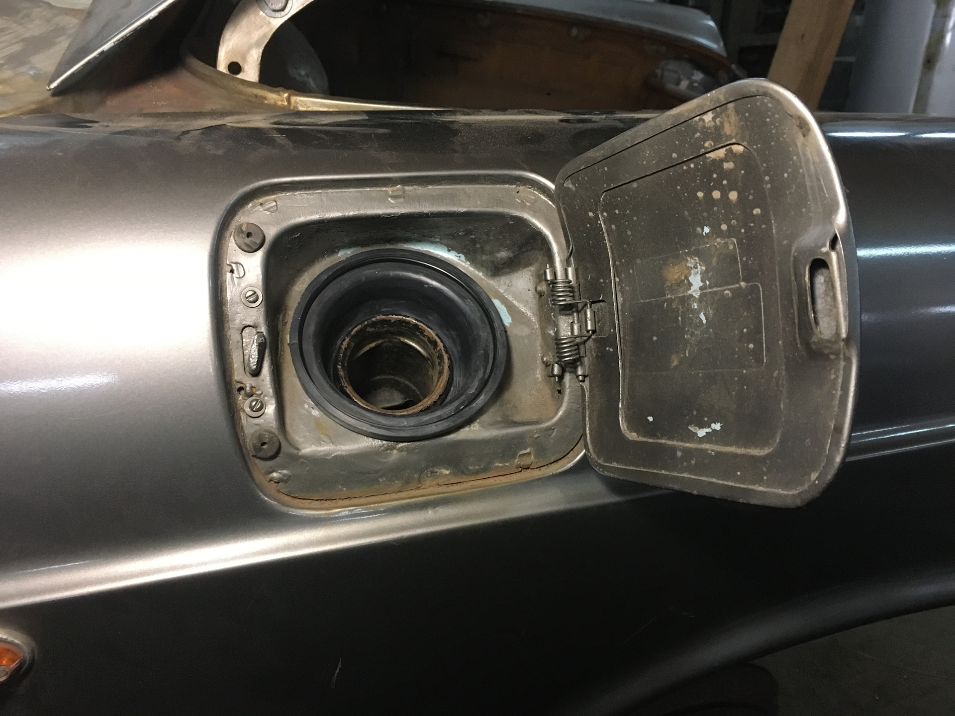 Изготовление горловины топливного бака. Карман горловины бака 21099. Ниссан. Кронштейн заливной горловины ваз 2112. Резинка горловины бензобака 2107.