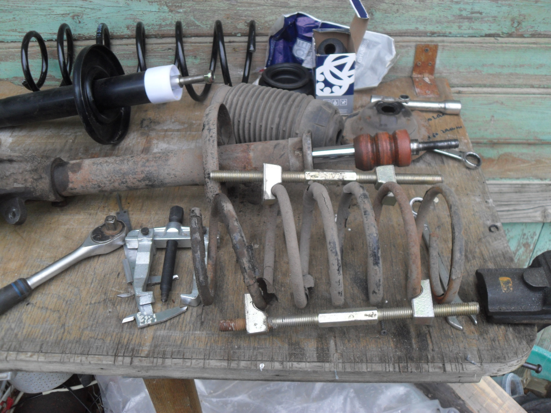 чашка пружины ваз 2109. станок для прокачки амортизаторов. Kyb 331047. восстановление стоек амортизаторов. акцент тагаз 2006 замена передних стоек.