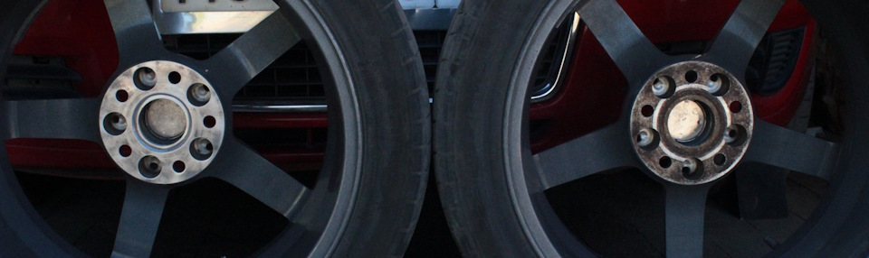 один колёсный (из алюминиевого сплава) диск был посажен на медную смазку (справа), второй — на алюминиевую (слева) — Renault Koleos (1G)