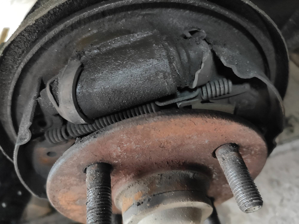 Скрежет в тормозных барабанах — Hyundai Accent (2G), 1,5 л, 2002 года ...