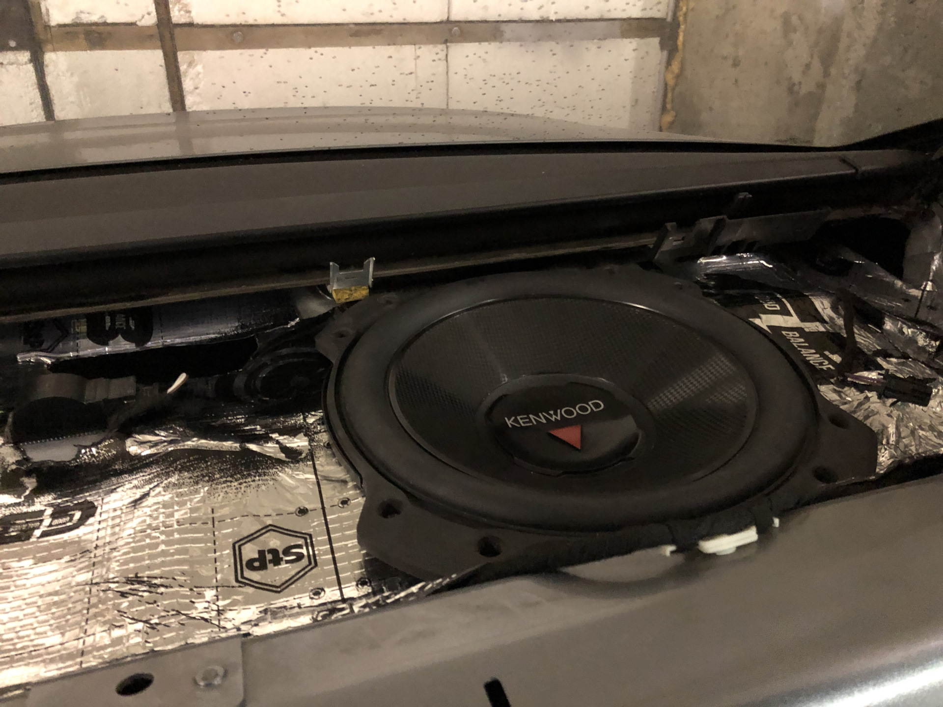 Установка сабвуфера в полку — Audi A6 (C7), 3 л, 2013 года | другое ...