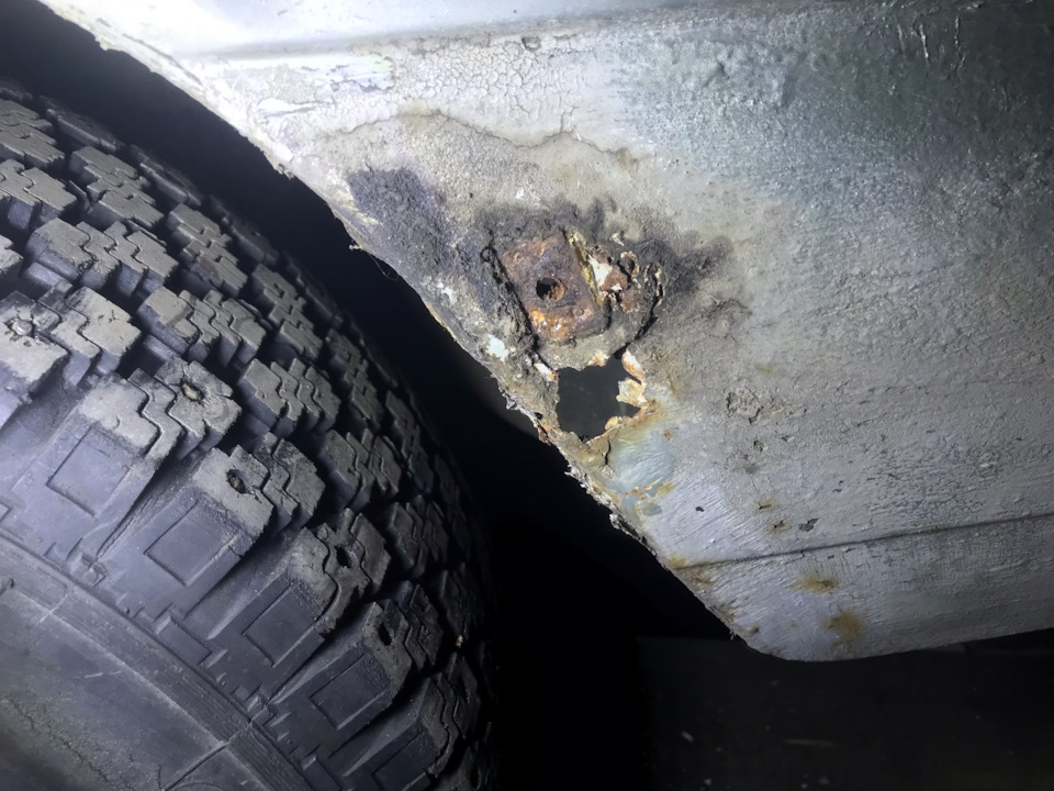 Водительская сторона — BMW 5 series (E28)