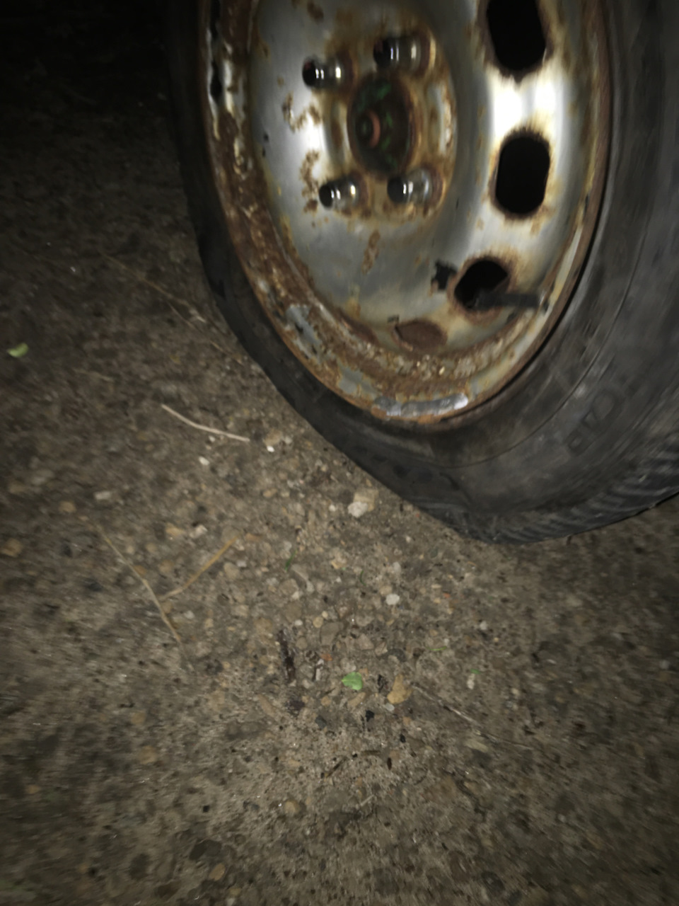 Порвал шину по невнимательности( — Ford Fiesta (Mk V), 1,3 л, 2002 года ...