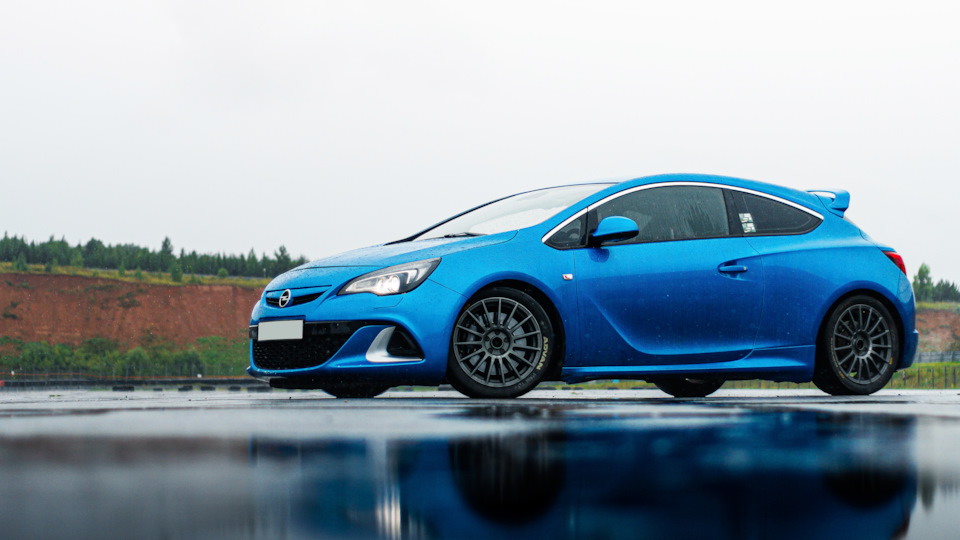 Opel Astra OPC за то красивая;)