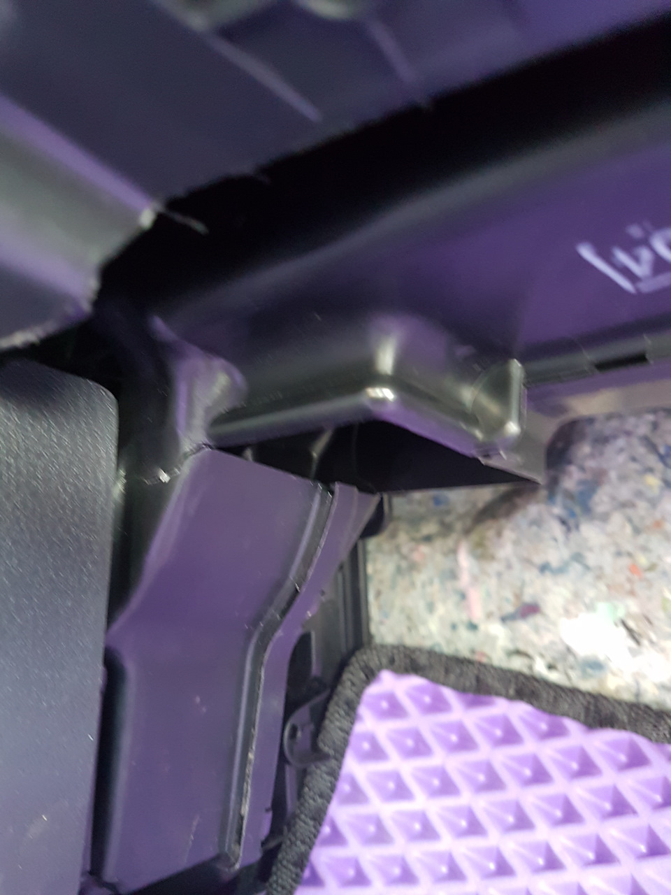 Трещина слева в углу воздуховода — Renault Kaptur (2016)