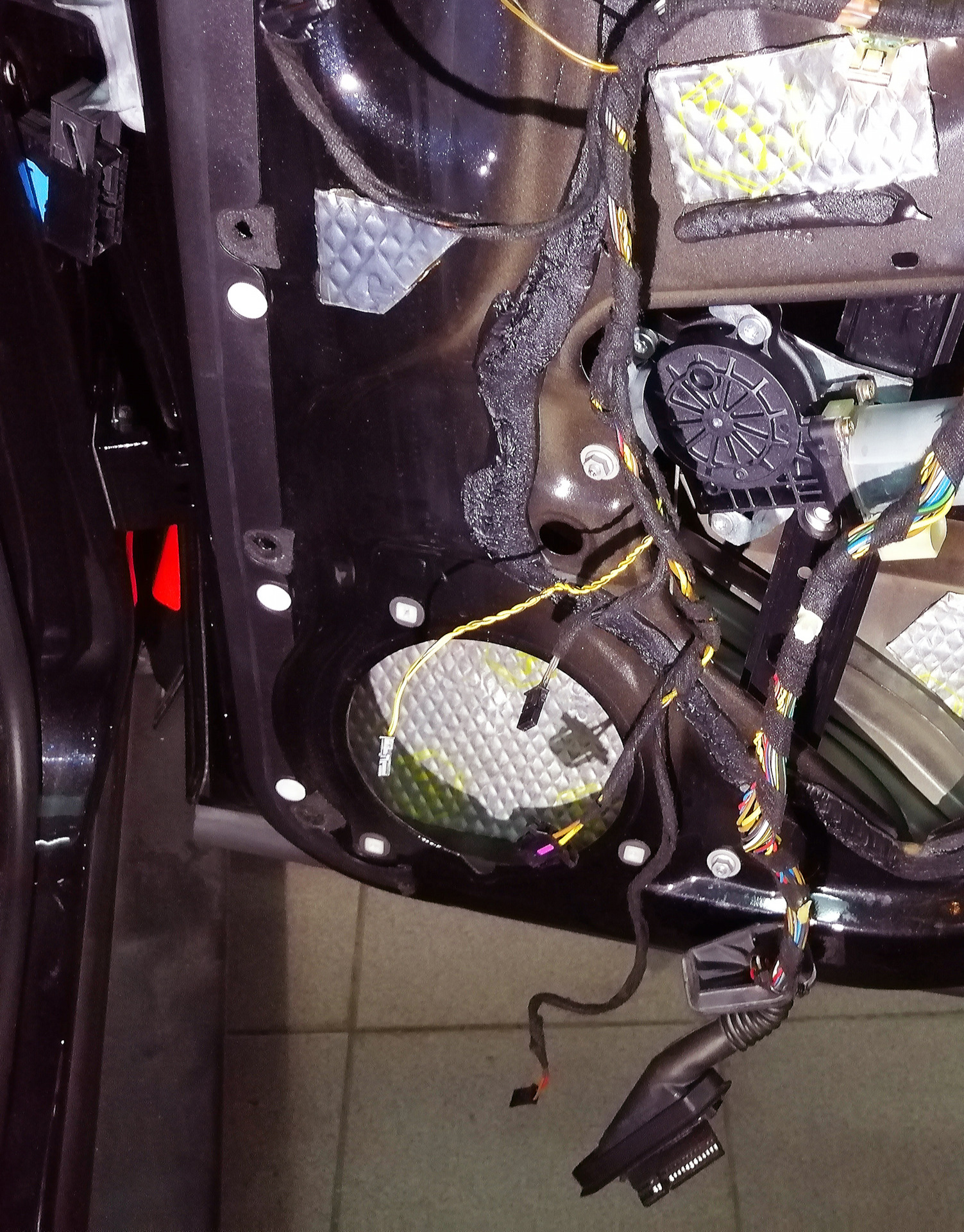 Два усилителя DSP2. Штатные сабы в задние двери шаг 1. — BMW X5 (E53 ...