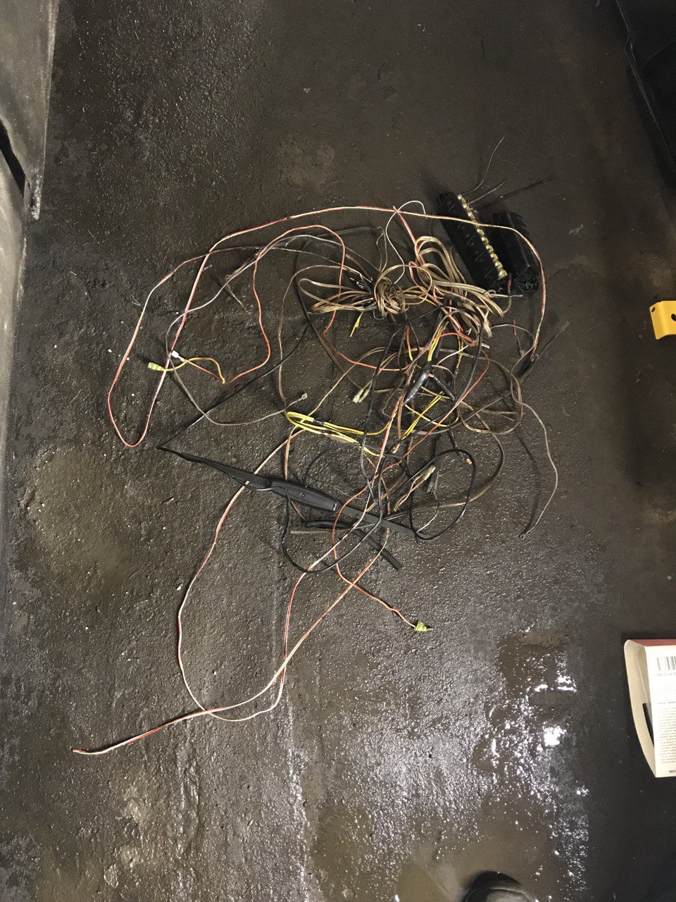 Переподключение музыки + блок предохранителей под флажки — Lada 2131, 1 ...