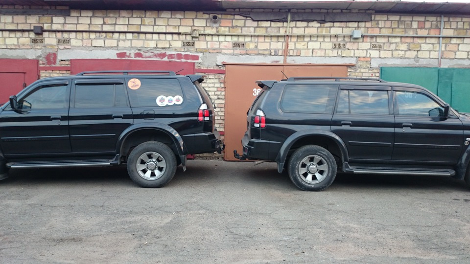 Для сравнения фото, с лева моя машина на усиленных пружинах, с права на родных пружинах моего знакомого, обе машины дизельные, на обеих стоят фаркопы (это доп.вес) — Mitsubishi Pajero Sport (1G)