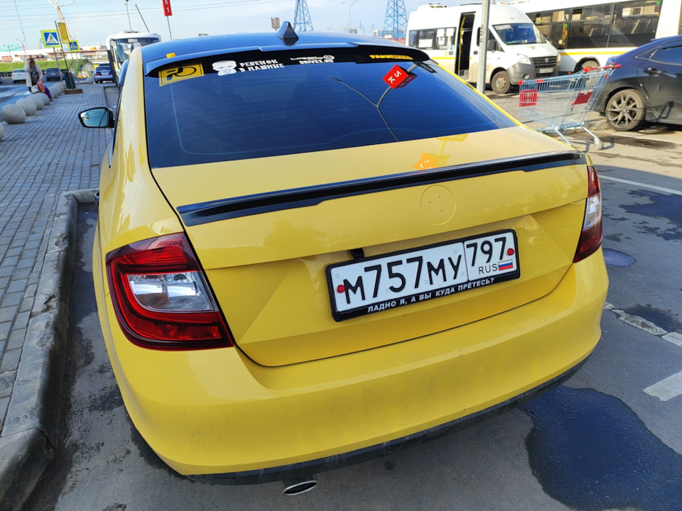 Jetta vs5 замена шильдика. Шкода Рапид игрушка.